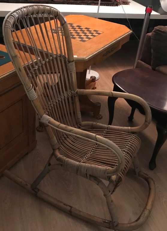 Старинное кресло качалка из лозы.