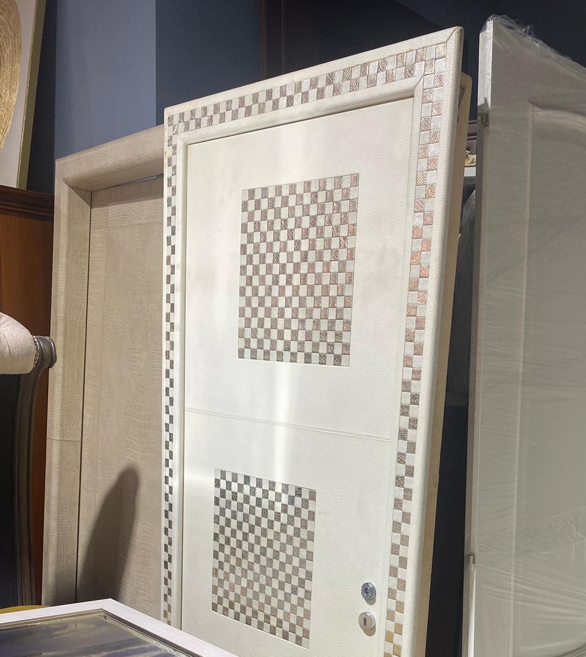 Дверь в отделке кожа 