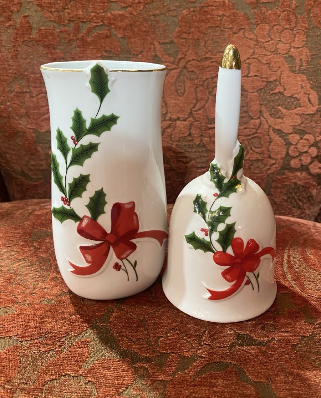 Винтажный рождественский колокольчик и кувшин 