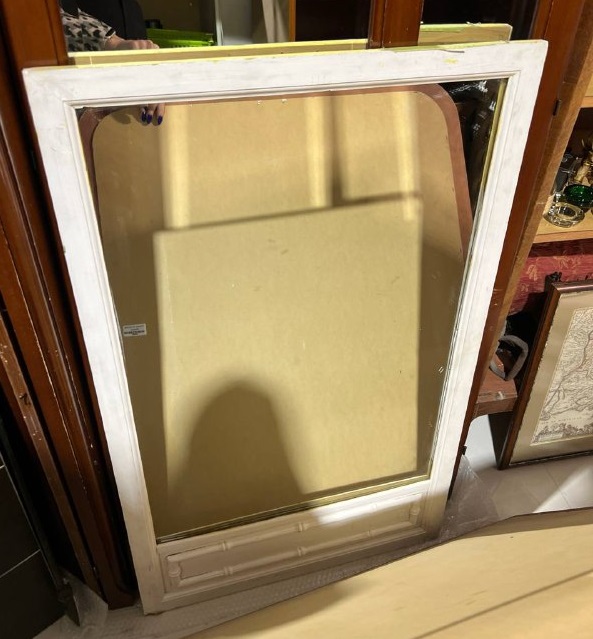 Зеркало в белой раме 68х110