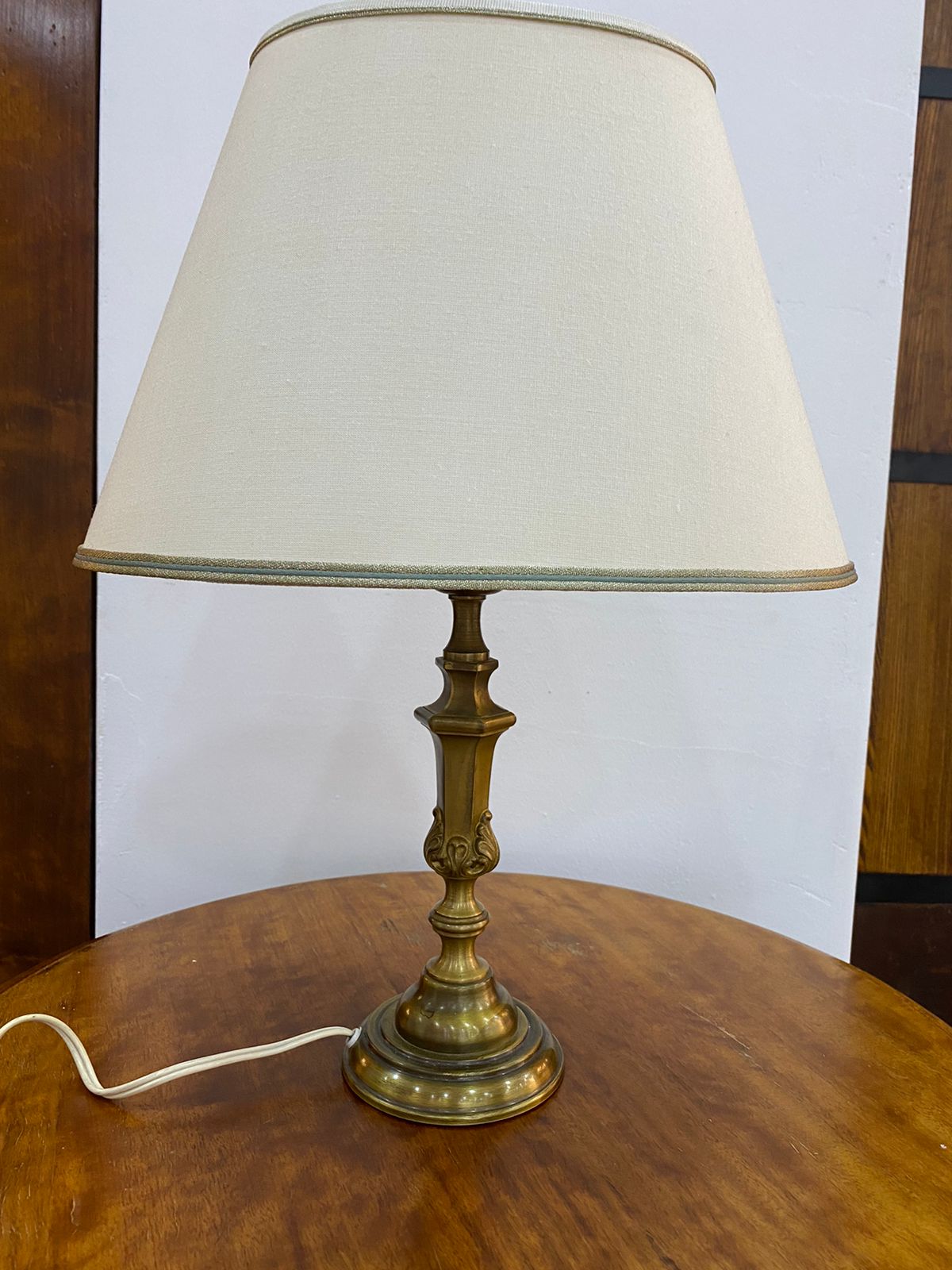 Настольная лампа с овальным абажуром.