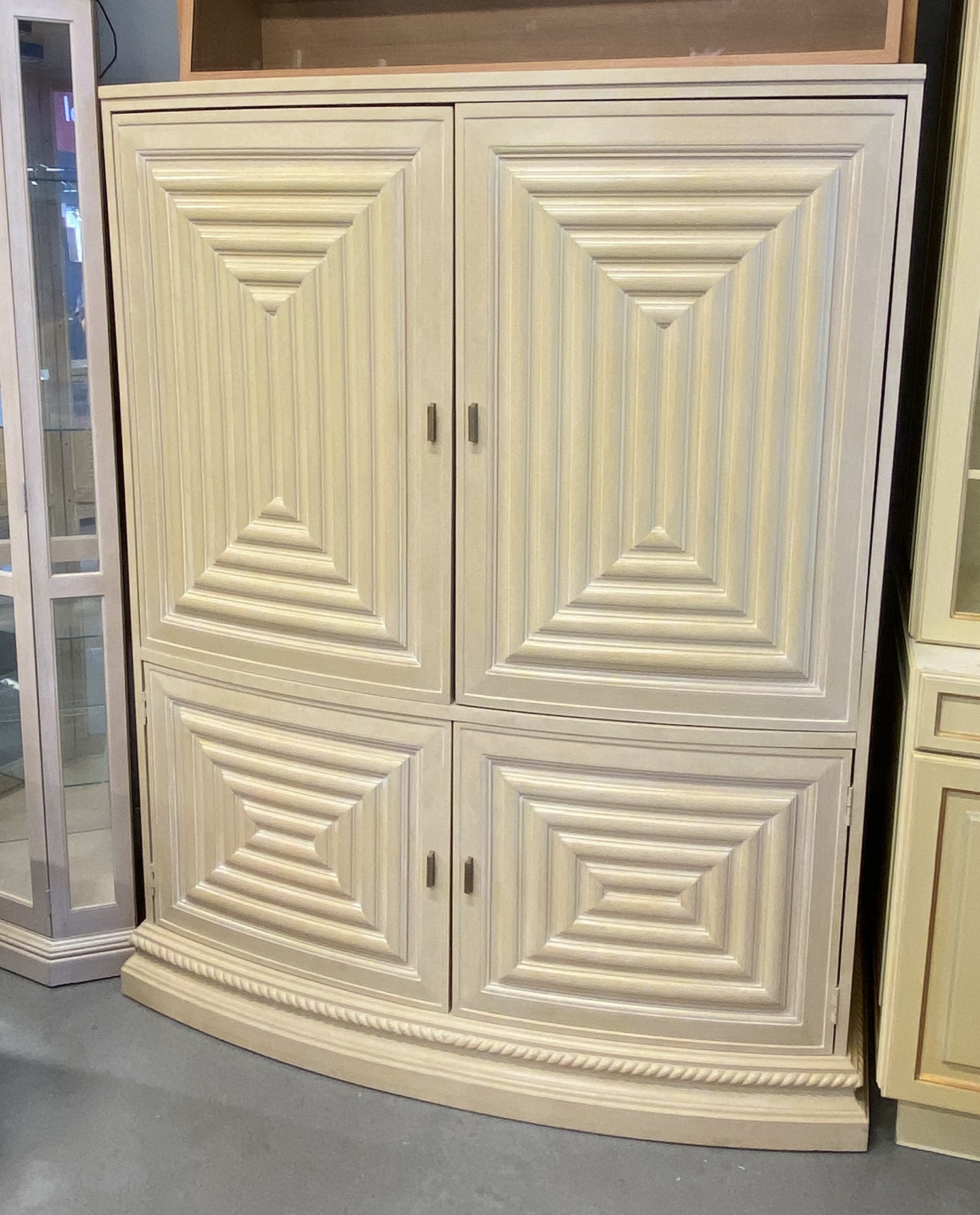 Шкаф под ТВ, Century Furniture.