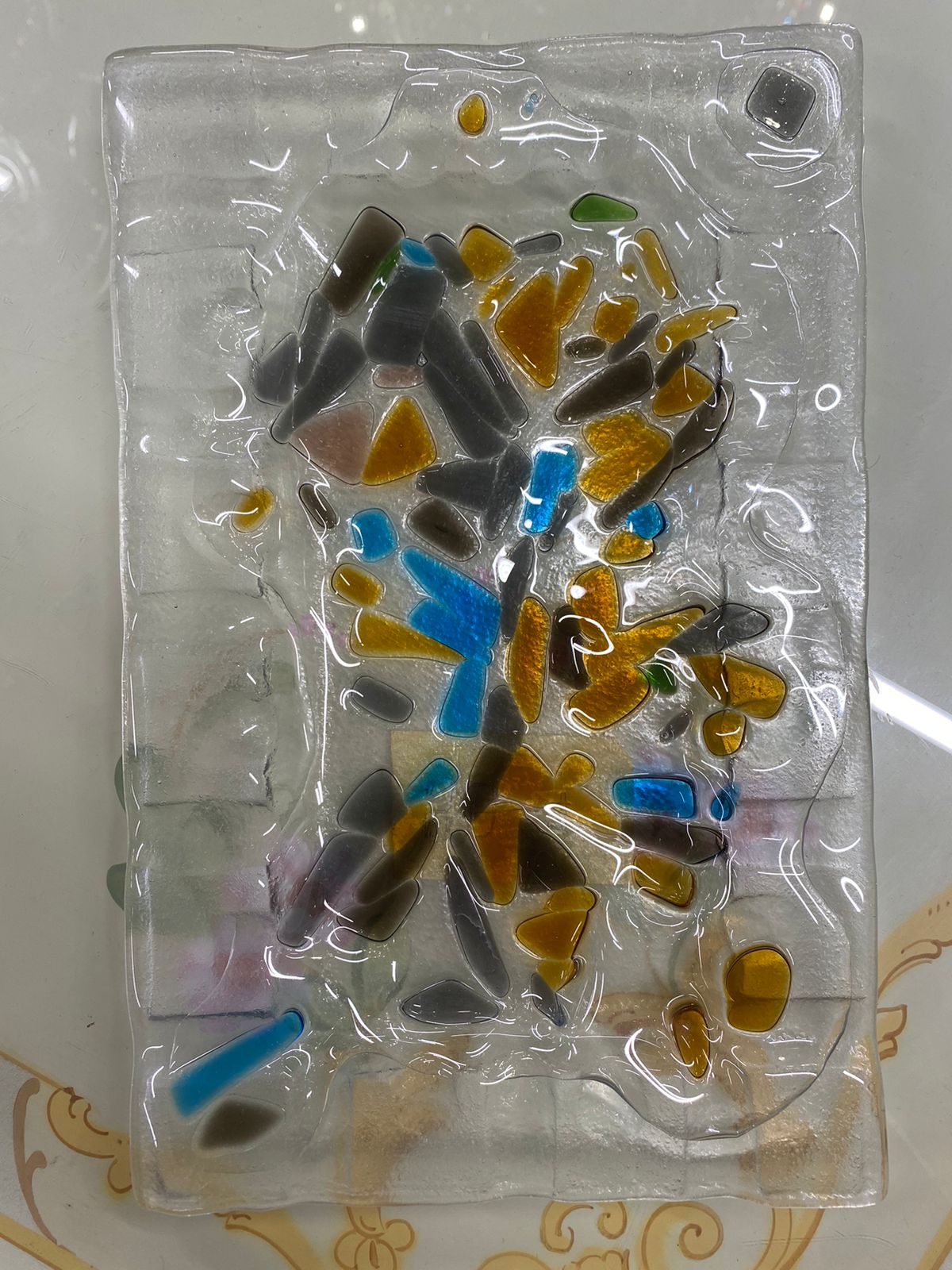 Блюдо малое декоративное из цветного стекла, ручная работа.